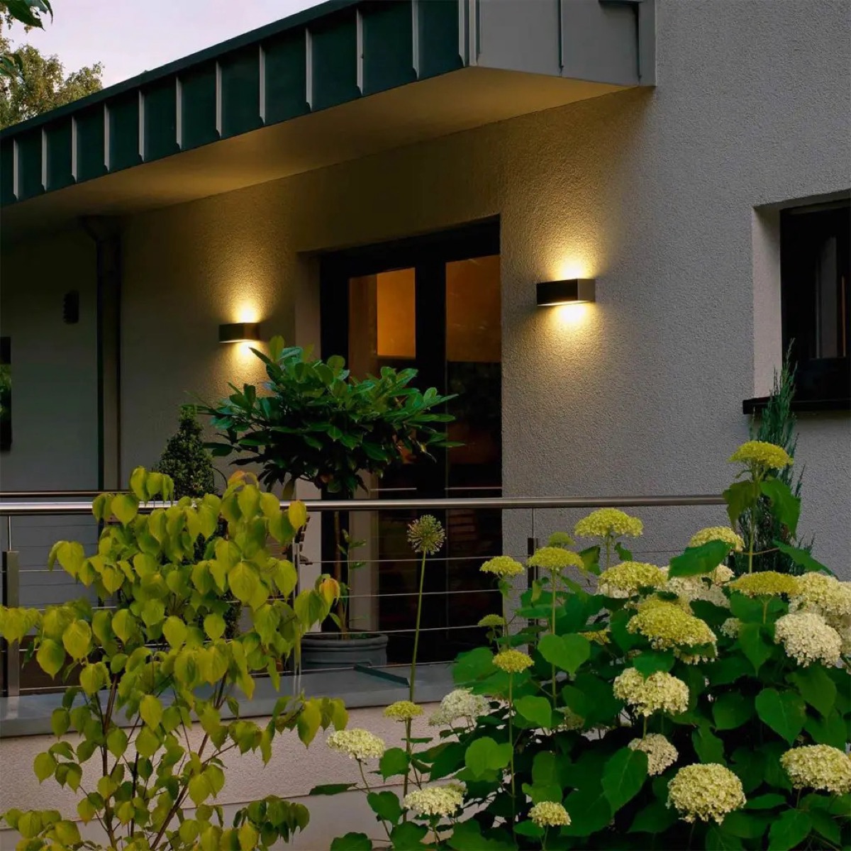 Albert'ten çeşitli balkon aydınlatmaları: keyifli yaz geceleri için