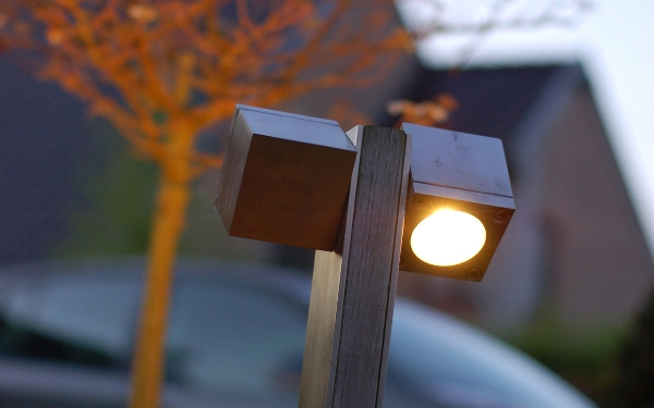 Q-BIC Teak küçük zemin lambası der Firma Royal Botania